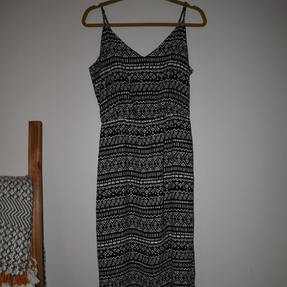 Forever 21 Dresses & Skirts - F21 Black/White Aztec Print Maxi Dress | Size M